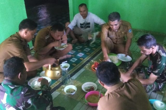 Ciptakan Rasa Kekeluargaan, Satgas TMMD Makan Bersama dengan Warga dan Dorkopimcam