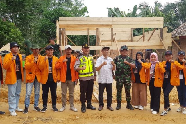 Mahasiswa Kukerta Bangun SDM Desa Lewat Program TMMD