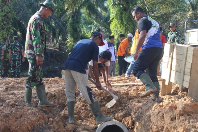 Gotong Royong Satgas TMMD dan Mahasiswa Kukerta Buat Pengerjaan Fisik Lebih Cepat