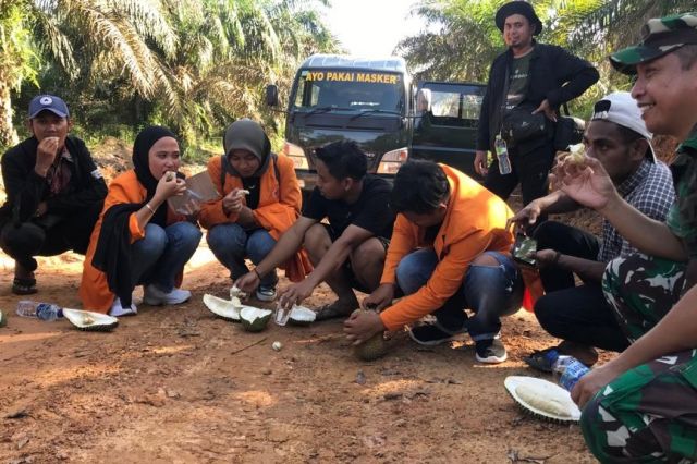 Sambil Nikmati Durian, Kasdim 0415 Jambi Beri Wawasan untuk Mahasiswa Kukerta