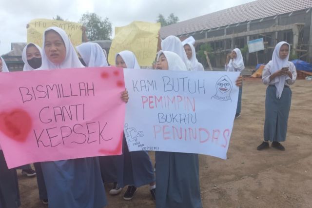 Kepsek Dinilai Arogan, Ratusan Siswa SMKN 1 Tanjab Barat Aksi Demo di Sekolah