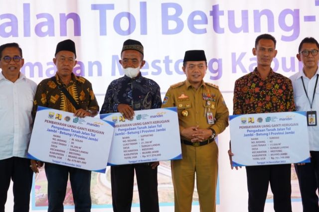 Gubernur Al Haris Serahkan Secara Simbolis Ganti Untung Jalan Tol Jambi-Betung