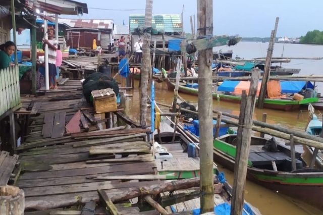 Jembatan Penghubung di Pesisir Mendahara Hancur Dihantam Ombak Besar