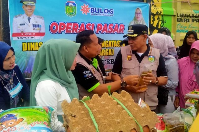 Antisipasi Kenaikan Harga Bahan Pokok Jelang Nataru: Pj Bupati Aspan Turun Langsung Pimpin Operasi Pasar