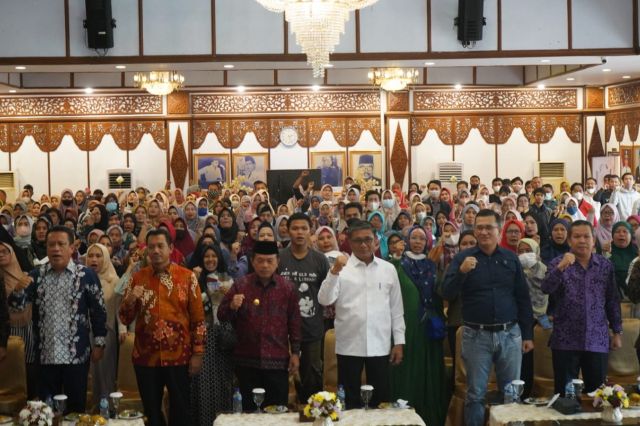 Serahkan Bantuan UMKM, Gubernur Al Haris Harap Turunkan Kemiskinan Jambi