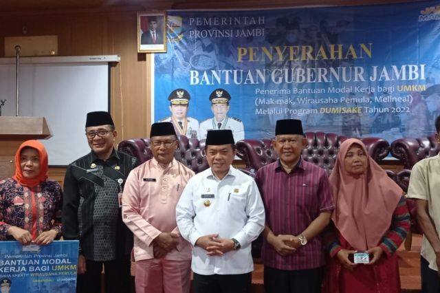 Gubernur Al Haris Serahkan Bantuan Modal Usaha Mak-mak dan Milenial Merangin