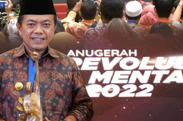 Gubernur Al Haris Terima Anugerah Revolusi Mental 2022