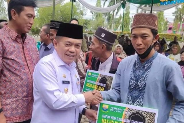 Gubernur Al Haris Serahkan Dana Hibah Rp Rp 2,2 M Lebih untuk Rumah Ibadah di Batanghari