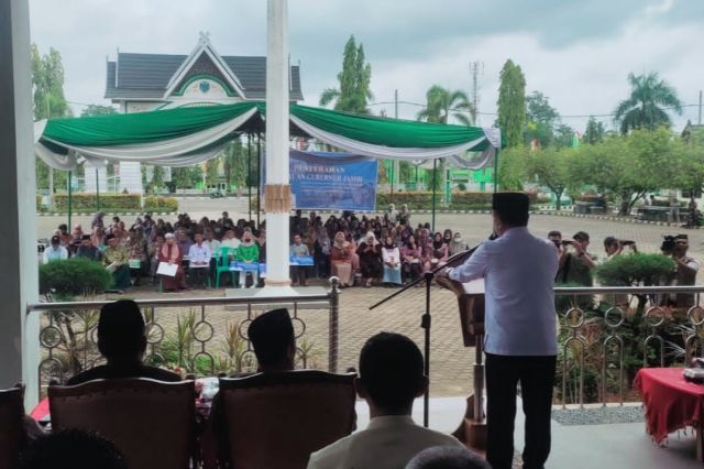 Gubernur Al Haris Serahkan Modal Usaha untuk Mak-mak dan Milenial Batanghari