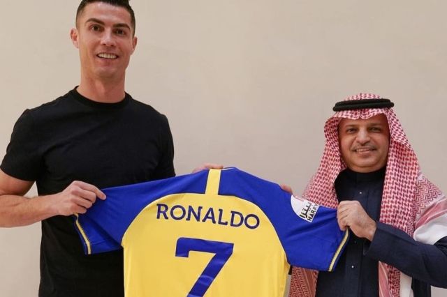 Resmi Berseragam Al Nassr: Cristiano Ronaldo Digaji 3,3 Triliun