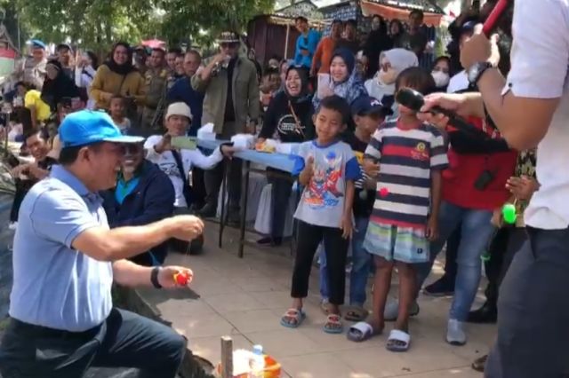 Bermain Bersama Anak-anak, Gubernur Al Haris: Lato-lato Mengalihkan Anak dari HP