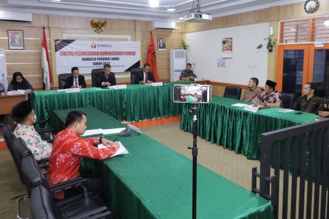 Sidang Pemeriksaan Dugaan Pelanggaran Administratif Pemilu 2024: Bawaslu Jambi Dengarkan Pokok Laporan Penemu