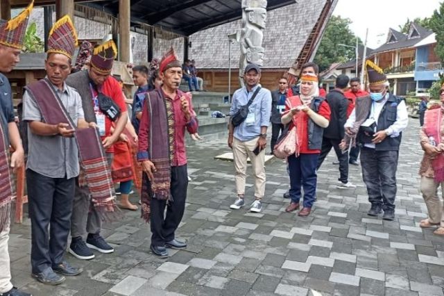 Ekspedisi Toba-HPN 2023: Dua Pengurus SMSI Sumut Ditambali Marga Batak 