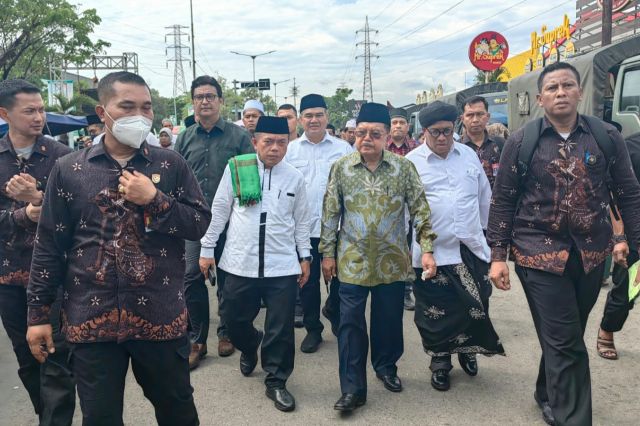 Gubernur Al Haris Jalan Kaki Hadiri Resepsi Puncak Satu Abad NU