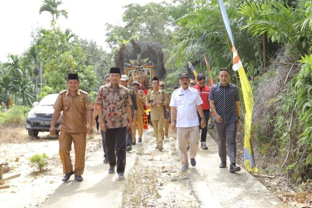 Kunker ke Sarolangun: Edi Purwanto Tinjau Ruas Jalan yang Dikerjakan PUPR Jambi