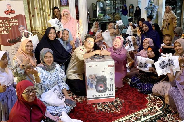 Orang Muda Ganjar Jambi Beri Bantuan Pengeras Suara untuk Majelis Taklim