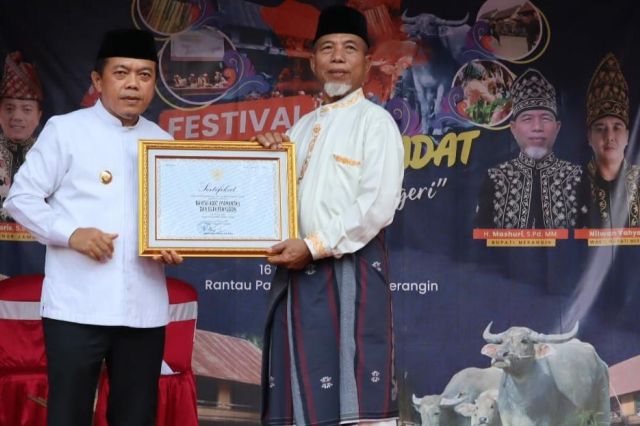 Bupati Mashuri Bersama Gubernur Al Haris Bantai Adat di Tabir