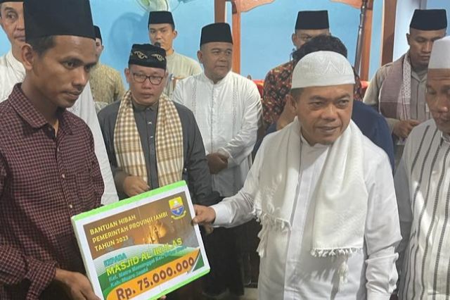 Safari Ramadan di Bahar Utara, Gubernur Al Haris Berikan Bantuan Masjid dan Sembako pada Warga
