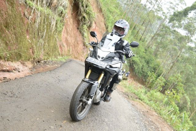 Ini Tips Aman Berkendara Sepeda Motor di Jalan Rusak dan Berlubang