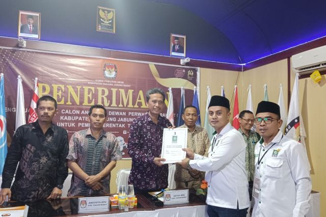 Iring-iringan Becak Hantar Pendaftaran Bacaleg DPC PKB Tanjab Barat