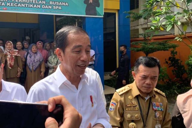 Kunjungi SMKN 4 Kota Jambi: Presiden Jokowi Beli Baju Putih