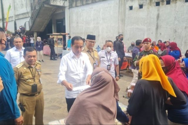Berkunjung ke Pasar Talang Banjar Kota Jambi: Presiden Jokowi Serahkan Bantuan ke Pedagang