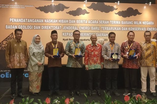 Bupati Mashuri Tandatangani Naskah Dana Hibah dan Berita Acara Serah Terima Barang Milik Negara