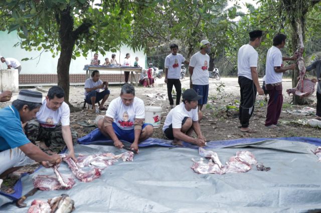 Orang Muda Ganjar Berikan Kambing untuk Meriahkan Kurban Warga Desa di Muaro Jambi