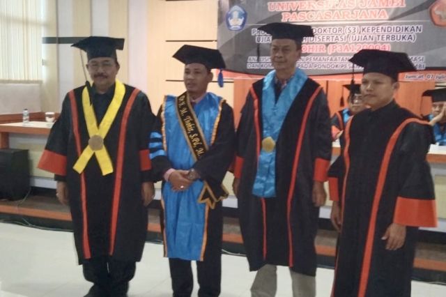 M Thohir Kepala BTIKP Disdik Provinsi Jambi Raih Gelar Doktor