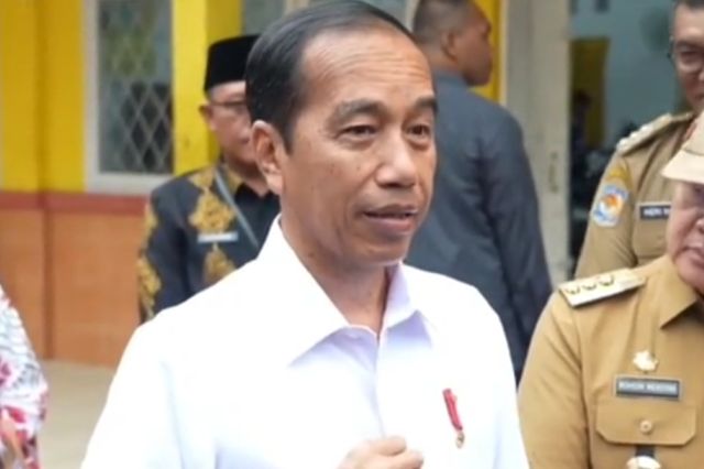 Presiden Jokowi Pakai Kemeja Putih Produksi SMKN 4 Jambi saat Kunjungan ke SMKN 2 Bengkulu Tengah