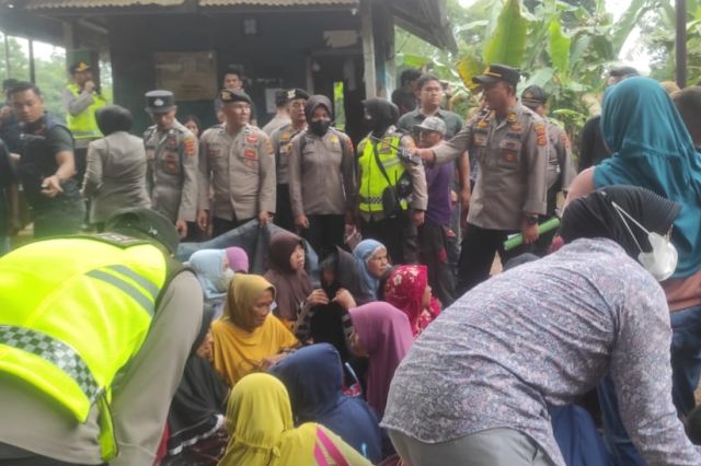 Personel Polda Jambi Bantu Polres Muaro Jambi Bubarkan Aksi Blokir Jalan Gerbang Utama PT FPIL