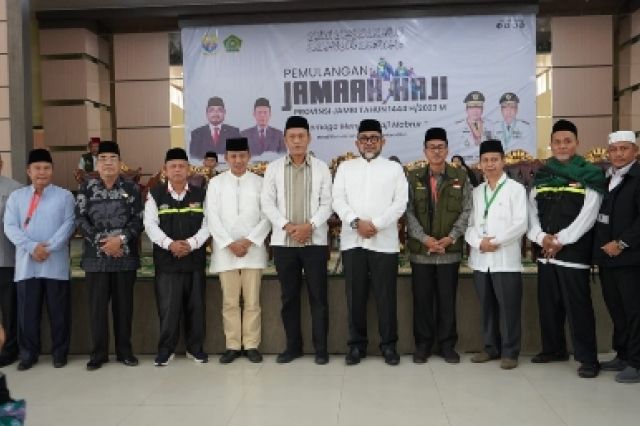 Sekda Sudirman Sambut Kedatangan Jemaah Haji Jambi Kloter BTH 22