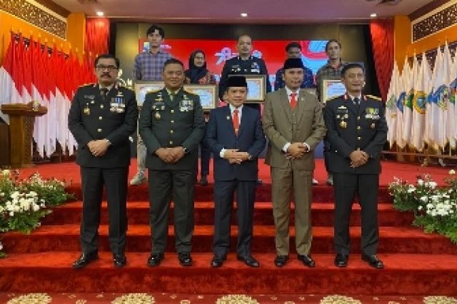 Gubernur Al Haris Apresiasi Ekspedisi Merah Putih Atap Sumatera Berhasil Kibarkan Bendera Merah Putih di Puncak Gunung Kerinci