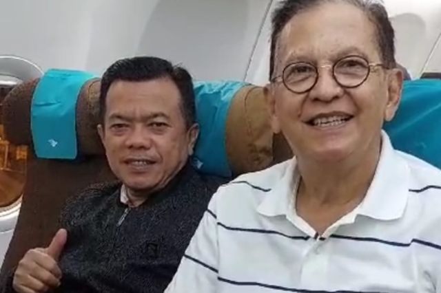Aktor Senior Indonesia Roy Marten Puji Kesederhanaan Al Haris saat Bertemu di Kelas Ekonomi
