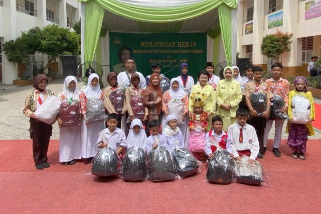 Ketua TP PKK Provinsi Jambi Apresiasi Siswa Berprestasi Sekolah Adhyaksa