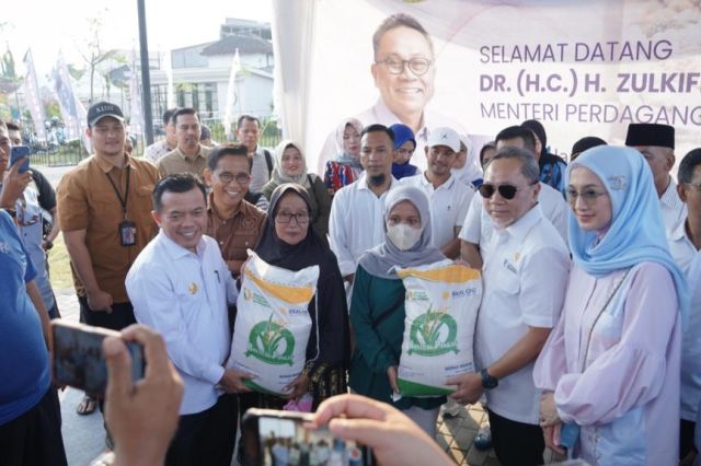 Mendag Zulkifli Hasan Bagi Beras dan Sembako pada Warga di Kota Jambi