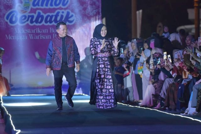 Catwalk Jambi Berbatik: Gubernur Al Haris Hingga Bupati Tampil Memukau