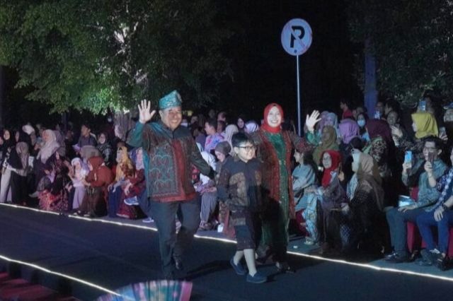 Muzzakir Bersama Anak dan Istri Tampil Memukau di Catwalk Jambi Berbatik