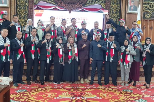 Pimpinan dan Anggota DPRD Jambi Kompak Gunakan Syal Palestina saat Rapat Paripurna