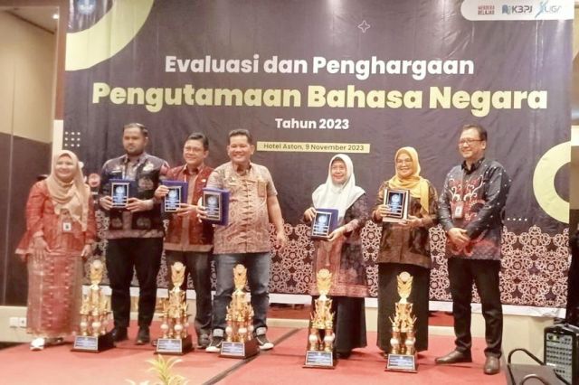 Disdik Jambi Terima Penghargaan OPD Terbaik Pengutamaan Bahasa Negara di Ruang Publik