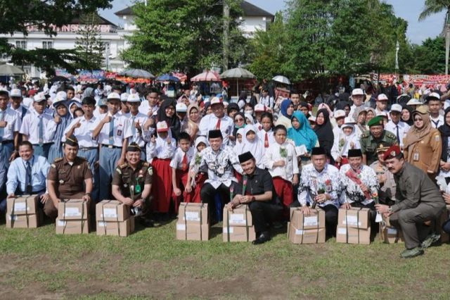 Gubernur Al Haris Serahkan Bantuan Pendidikan untuk 1.400 Siswa Kota Jambi dan Muaro Jambi