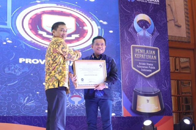 Gubernur Al Haris Terima Penghargaan dari Ombudsman RI
