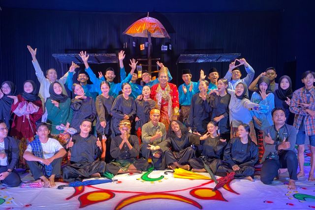 Lewat Karya 'Payung Terakhir' Teater Tonggak Berikan Pesan Menohok Bagi Manusia