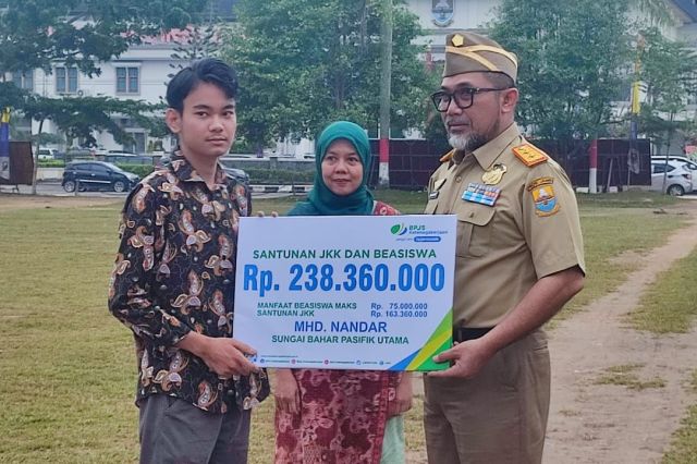 Lima Ahli Waris Terima Manfaat Program JKK dan Beasiswa