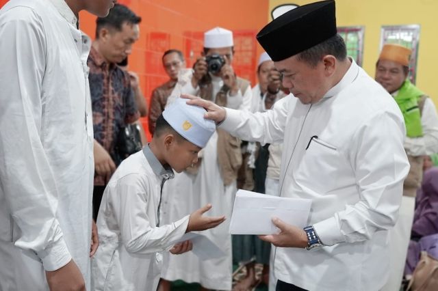 Isra Miraj di Masjid Cheng Hoo: Gubernur Al Haris Santuni Anak Yatim dan Dhuafa