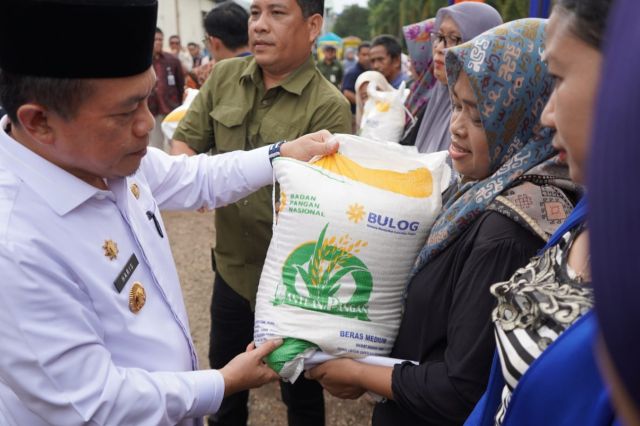 Salurkan Bantuan Pangan dari Pemerintah Pusat, Gubernur Al Haris: Ini Membantu Masyarakat