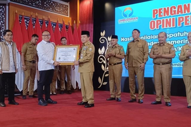 Gubernur Al Haris Terima Penghargaan Kepatuhan Standar Pelayanan Publik dari Ombudsman RI