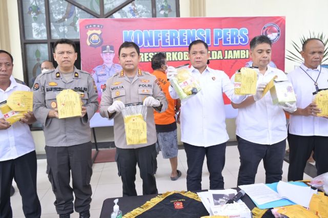 Ditresnarkoba Polda Jambi Tangkap Tiga Pelaku Bawa 10 Kilogram Sabu: Satu Pelaku Dilumpuhkan saat Melawan Petugas