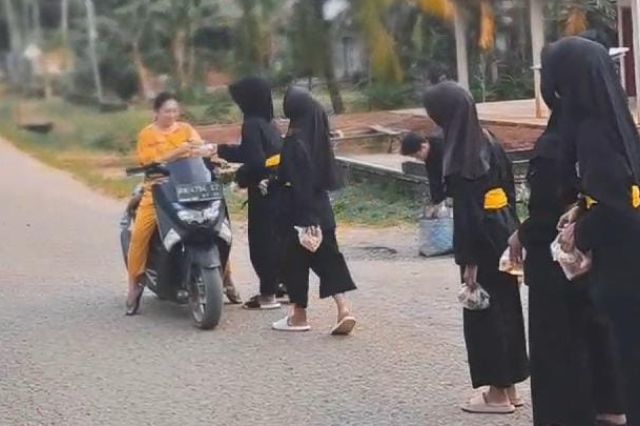 Santri Pagar Nusa Tebo Berbagi Takjil