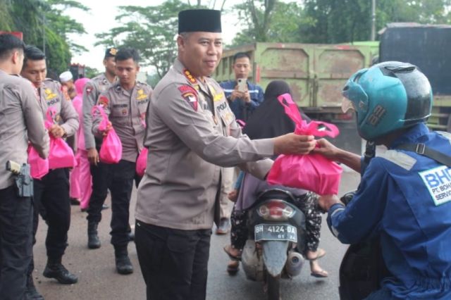 Dansat Brimob Polda Jambi Bersama Bhayangkari Bagikan Takjil ke Warga Jelang Buka Puasa